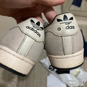 Adidas Ürünün Arkasında Durmadı! Ayakkabının Yazısı Söküldü!