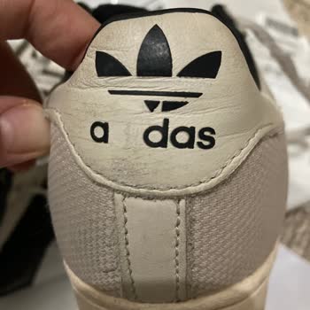 Adidas Ürünün Arkasında Durmadı! Ayakkabının Yazısı Söküldü!