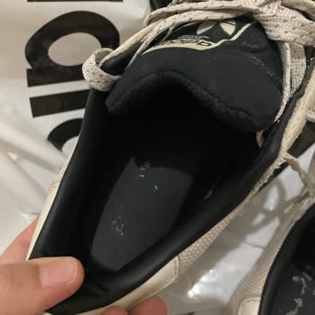 Adidas Ürünün Arkasında Durmadı! Ayakkabının Yazısı Söküldü!