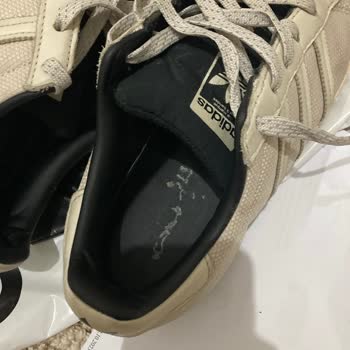 Adidas Ürünün Arkasında Durmadı! Ayakkabının Yazısı Söküldü!