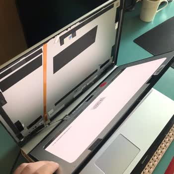 Monster Notebook LCD Yerinden Çıktı!