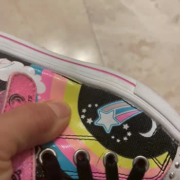 Trendyol Skechers Ayakkabıda Açılma Ve Renk Solmaları Oluştu.