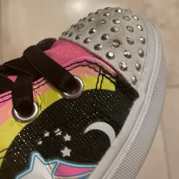 Trendyol Skechers Ayakkabıda Açılma Ve Renk Solmaları Oluştu.