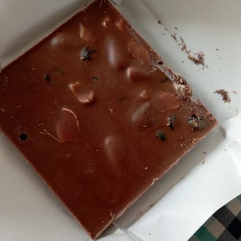 Bolçi Çikolata Bozulmuş Üzerinde Örümcek Ağları Var!