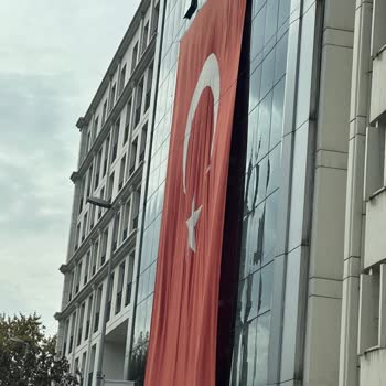 Axa Sigorta Şirket Binasına Asılan Şanlı Bayrağımız Deforme Olmuş