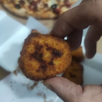 Hero's Pizza Donmuş Pizza Ve Kömür Nugget Gönderildi.