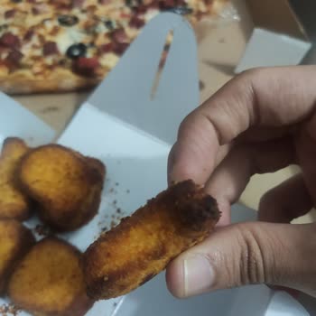 Hero's Pizza Donmuş Pizza Ve Kömür Nugget Gönderildi.
