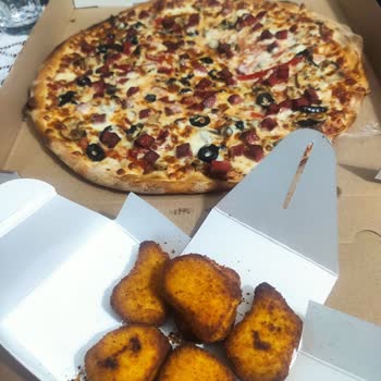 Hero's Pizza Donmuş Pizza Ve Kömür Nugget Gönderildi.