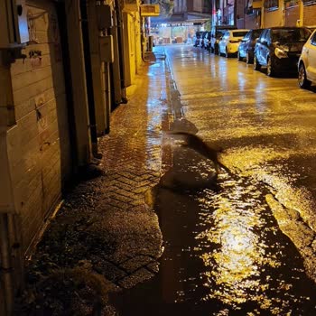 Türk Telekom Altyapı Kapağı Yağmur Sularının Geçişini Engelliyor