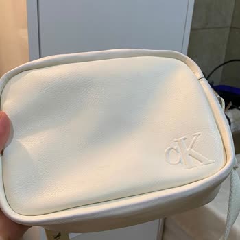 Boyner Calvin Klein Çantanın Omuz Askısındaki Logonun Silinmesi