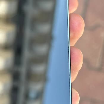 Genpa İPhone 14 Pro Ekran Kasa Arasında Açıklık