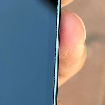 Genpa İPhone 14 Pro Ekran Kasa Arasında Açıklık