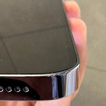 Genpa İPhone 14 Pro Ekran Kasa Arasında Açıklık