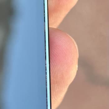 Genpa İPhone 14 Pro Ekran Kasa Arasında Açıklık