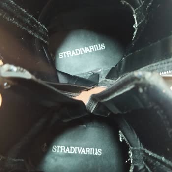 Stradivarius Bot Parçalandı Alışveriş Yapacaklar 2 Defa Düşünsün.