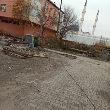 Türk Telekom Kablosu Yerlerde Sürünüyor
