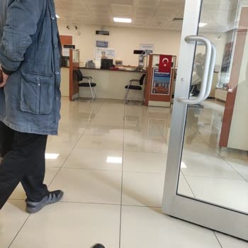 İş Bankası Çalışanlar İn Hizmet Eksikliği Ve Yavaşlığı