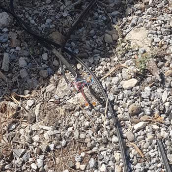 Türk Telekom Altyapı Kablomu Yerde Sürünmeye Bıraktı.
