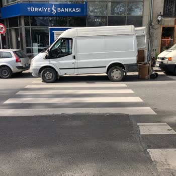 İSPARK İbb Yaya Geçidine Park Ettiriyor.