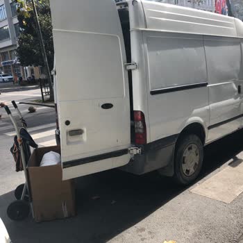 İSPARK İbb Yaya Geçidine Park Ettiriyor.