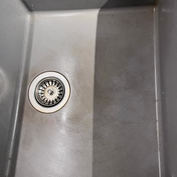 Teka Evye Leke Tutuyor