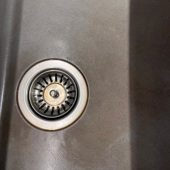 Teka Evye Leke Tutuyor