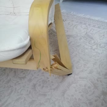 IKEA Poang Sandalye 63 Kiloda Kırıldı