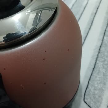 Korkmaz Mutfak Eşyaları Cay Makinesinde Pembe Leke Oluşumu