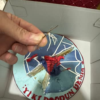 Hancı Pastaneleri Alanya Otogar Hancı Şubesindeki Çocuk Pastasından Çıkan Teller