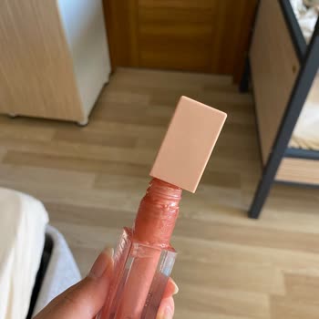 Maybelline New York Lifter Gloss Akıtma Yapıyor