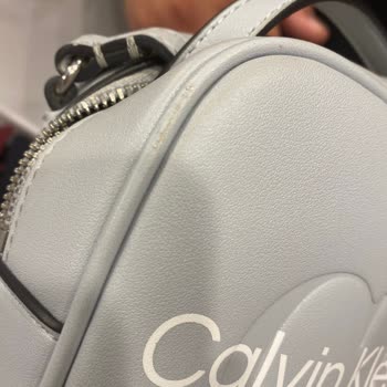 Calvin Klein Marka Çantanın Derisinde Ki Soyulmalar
