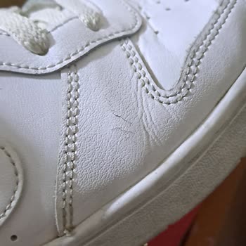 Nike Ayakkabının Kenarları Çatladı