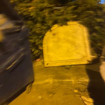 Buca Belediyesi Çöp Konteynırları Ve Çöp