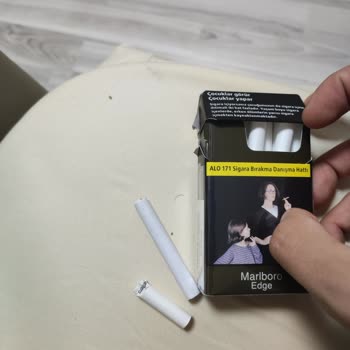 Marlboro Edge Paketimdeki Bir Dal Sigara Kırık Ya Da Birleştirilmemiş