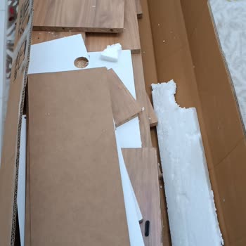 Vivense Kargonun Özensiz Paketlenmesi Ve Dökülmüş Bir Şekilde Gelmesi