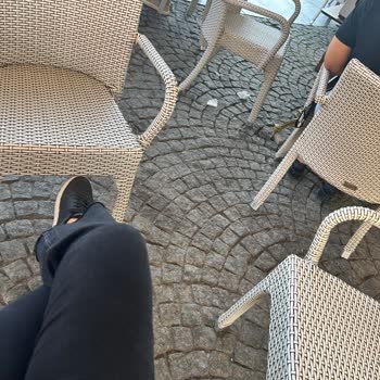 Forum Bornova Özsüt Masasız Sandalyede Oturtuldum.