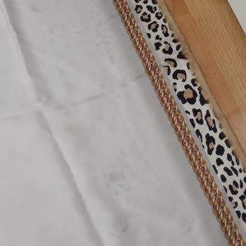 Şirinevler'de Bir Mağaza (ebruli Şaldı Sanırım) Armine Eşarp Satan