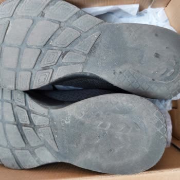In Street'ten Alınan Skechers Ayakkabının Tabanları Kayıyor