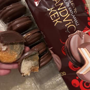 BİM Lento Çikolata Kaplı Sandviç Kekin İçi Küflü Çıktı!