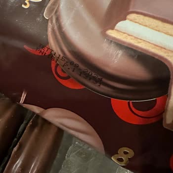 BİM Lento Çikolata Kaplı Sandviç Kekin İçi Küflü Çıktı!