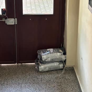 PTT Kargo, Evde Olmamıza Rağmen Kargoyu Apartman Kapısına Attı Gitti