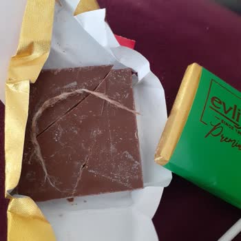 Evliya Şekerleme Evliya Çikolatadan Çıkan İp Parçası