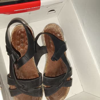 FLO Ayakkabı Ürünün İçi Çöktü