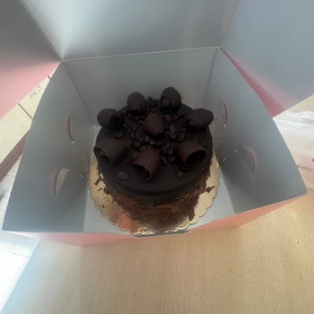 Küçük Tatlı Şeyler Boutique Cake House Telefonda Siparişi Alıp Farklı Pasta Gönderiyorlar!