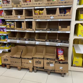 Şok Market Soğuk Hava Ürünlerini Yere Koyuyor.