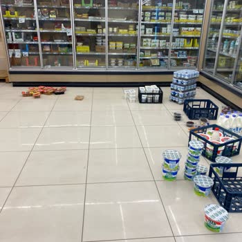 Şok Market Soğuk Hava Ürünlerini Yere Koyuyor.