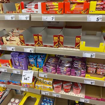 Şok Market Soğuk Hava Ürünlerini Yere Koyuyor.