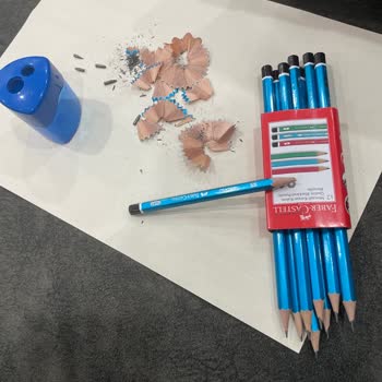 Faber Castel Mercanlı Kurşun Kalem Sürekli Uç Kırılıyor Kullanamadım.