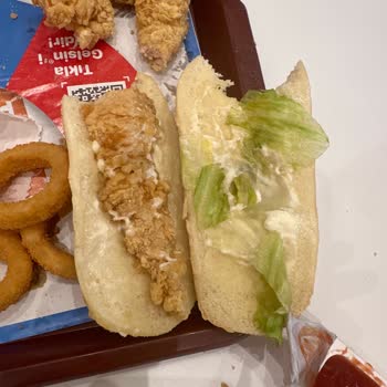 Popeyes Küçücük Sandviçi İçi Dolu Gibi Satıyor