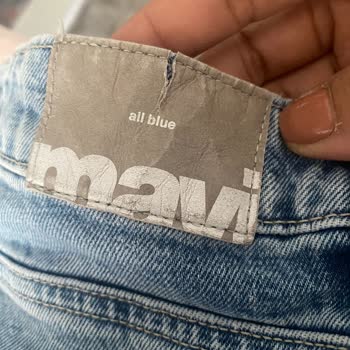 Mavi Marka Pantolonun Amblemi Yırtıldı